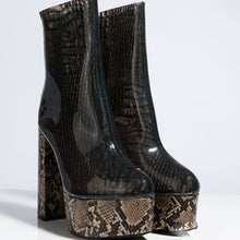Load image into Gallery viewer, Women&#39;s Stylish Snake Print Design Platform Boots